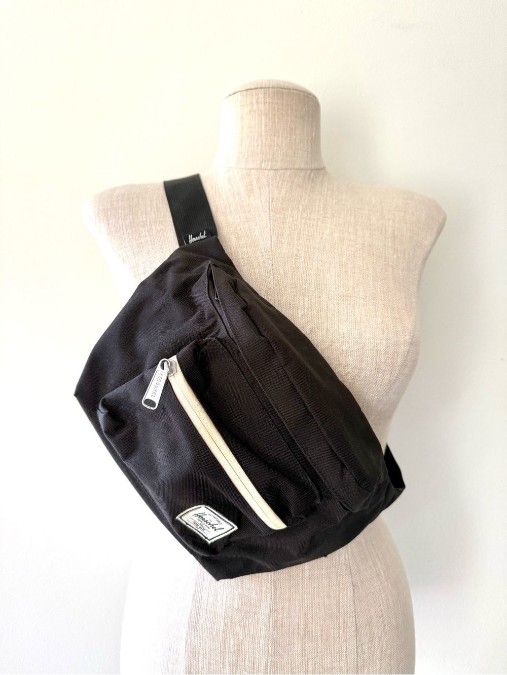 Herschel Pop Quiz Black Belt Bag Fanny Pack Crossbody Sling Travel Hip Pack EUC
